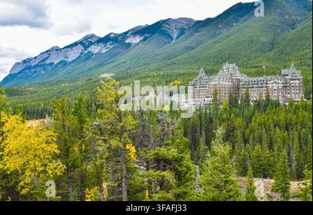 Blick auf das luxuriöse Banff Fairmont Springs Hotel, ein historisches Wahrzeichen im Banff-Nationalpark, Alberta, Kanada. Stockfoto