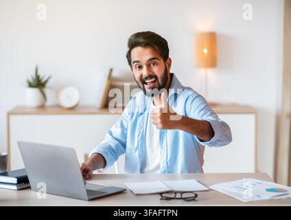 Happy Arab Freelancer Guy Arbeiten Auf Laptop Und Zeigt Daumen Nach Oben Stockfoto