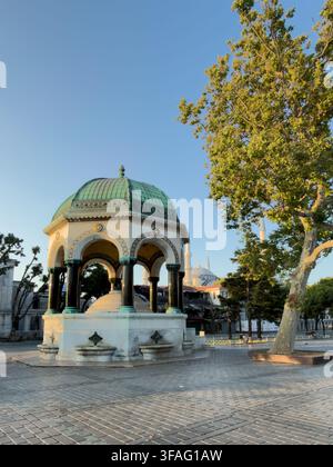 Istanbul, Türkei, 23. Dezember 2025, Deutscher Brunnen Alman Cesmesi auf dem Sultanahmet-Platz, Hippodrom von Konstantinopel in der Stadt Istanbul, Türkei Stockfoto