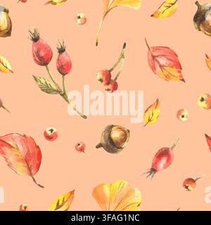 Herbstlaub mit Blättern, Hagebutten, Äpfeln und Eicheln. Handgezeichnete Aquarellillustrationen. Ein einfaches nahtloses Muster auf einem pfirsichfarbenen Hintergrund für Stockfoto
