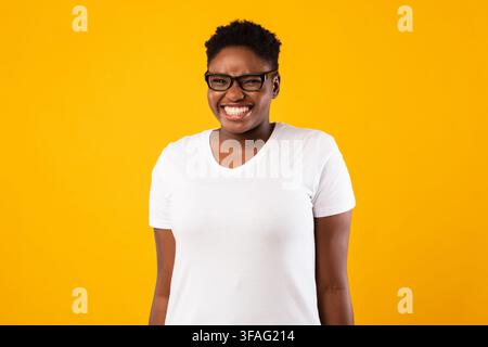 Positive Plus-Size Black Lady Lächelnd Über Gelben Hintergrund Stockfoto