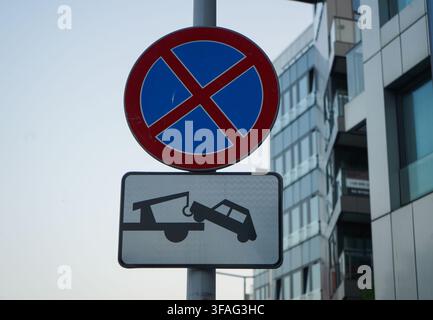 Nahaufnahme eines Verkehrszeichens "Keine Halte" mit Abschleppzone-Tafel in der Dämmerung Stockfoto