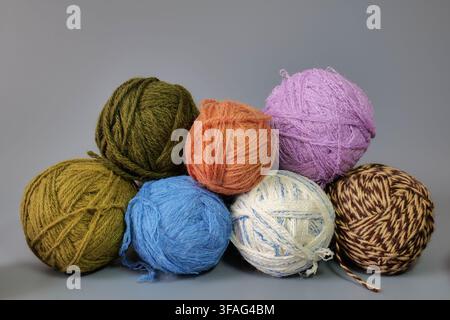 bunte Kugeln aus Garn stricken Stockfoto