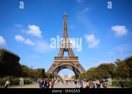 Eiffelturm-Landmarke steht hoch aufgestreckt in der Stadt Paris Stockfoto