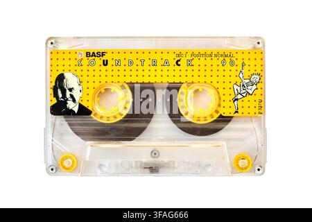 Berlin, Deutschland – August, 17 2026: Vintage BASF Soundtrack 90 Audiokassette aus dem Jahr 1989 mit transparenter Plastikhülle und gelbem gepunktetem Etikett Stockfoto