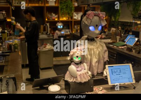 Tokio, Japan – 18. April 2026: Zwei Roboter, die im modernen, konzeptionellen Avatar Robot Cafe Dawn in Taito, Japan, als Gastgeber agieren Stockfoto