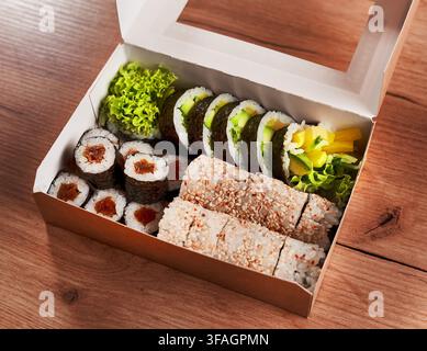 Frisches vegetarisches Sushi-Sortiment in einer Take-away-Box, mit vegetarischen Maki-Rollen, Sushi-Reis und Nori-Algen. Stockfoto
