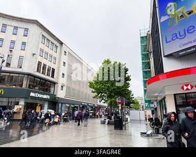 Liverpool, UK – 16. Mai 2026: Regnerischer Tag in Liverpool UK mit Schirmträgern unter Schirmen, die an McDonald’s auf einer belebten Stadtstraße vorbeigehen Stockfoto