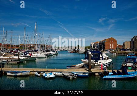 Boote und Yachten aller Größen, die in einer Marina am Fluss Wey in Weymouth, Dorset, England, vertäut sind. Stockfoto
