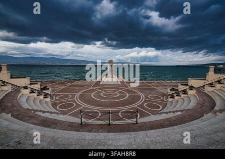 Amphitheater Arena dello Stretto mit dramatischen Sturmwolken über dem Meer, Reggio Calabria, Kalabrien, Italien Stockfoto