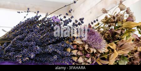 Eine detaillierte Anordnung von getrockneten Lavendelbündeln und einheimischer Flora, die auf der Wānaka Lavender Farm in Wanaka, Neuseeland, ausgestellt ist. Stockfoto