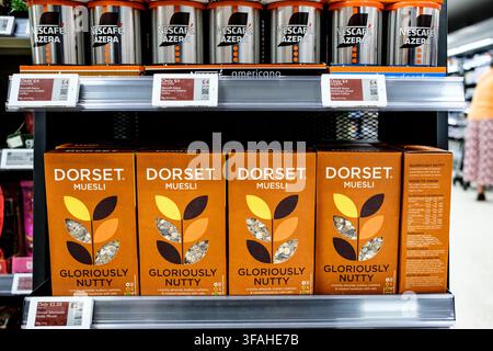 London UK, 20. August 2026, In-Store-Warte-rose-Supermarkt-Display, das Nescafe-Azera-Kaffee und Dorset-Müsli bewirbt Stockfoto