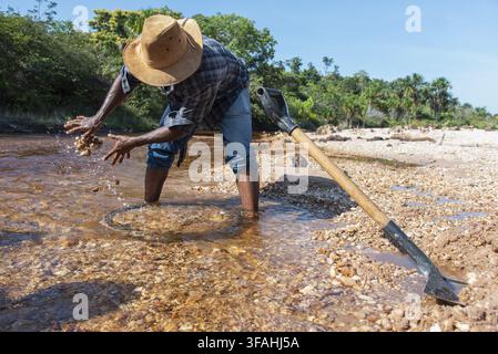 Diamantenprospektor, der am Ufer des Igarapé do Paiva in Serra do Tepequém gräbt - fotografische Sequenz 03CAD372 bis 381 Stockfoto