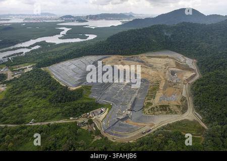 Ansicht einer Drohne vom Mülldeponie Sítio das Neves an den Ufern der SP-055 Canne Domneico Rangoni Autobahn in der Baixada Santista - verwaltet von der Environmental Terrestrial Company Stockfoto