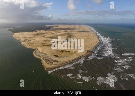 Dronansicht der Mündung des São Francisco, Strand von Pontal do Peba und Dünen der APA de Piaçabuçu Stockfoto