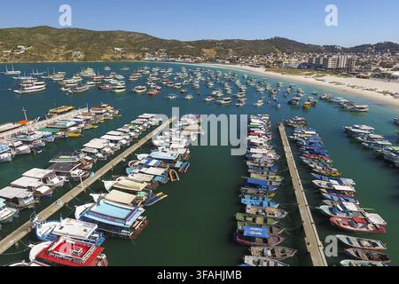 Drohnenblick auf Boote, die in Praia dos Anjos festgemacht sind Stockfoto