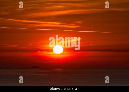Goldener Sonnenuntergang über dem Tyrrhenischen Meer mit dem Iselchen Basiluzzo, Äolische Inseln, gesehen vom Monte Sant'Elia, Kalabrien, Italien Stockfoto
