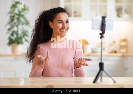 Blogging-Konzept. Bloggerin Mit Smartphone Auf Stativ, Videoaufnahme Zu Hause Stockfoto