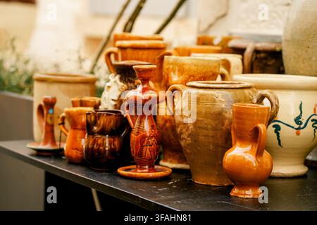 Sammlung von handgefertigter Keramik, die auf einem mediterranen Markt ausgestellt ist. Konzept von Handwerkskunst, Tradition, Sammeln, Kultur, lokalem Erbe Stockfoto
