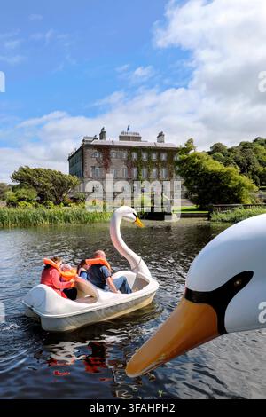 Schwanenboote oder Schwanen-Pedalos auf dem Bootssee, Westport House and Estate, Westport, County Mayo, Irland, Europa Stockfoto