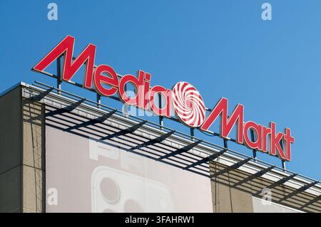 Sant'Antonino, Ticino, Schweiz - 3. Juli 2026: Blick auf das Logo und das Schild des deutschen Elektronikgeschäfts MediaMarkt auf dem Dach eines Geschäftsbaus Stockfoto