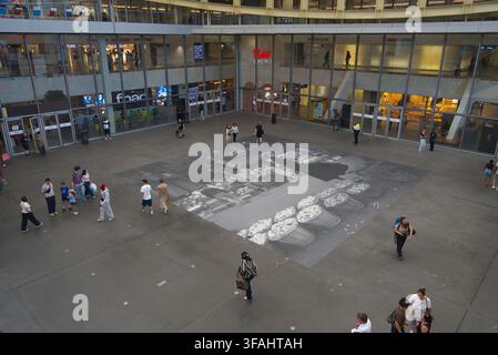 Außenhandelsplatz unter dem gewölbten Glasdach an der Forum des Halles in Paris. Stockfoto