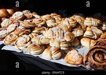 Verschiedene süße Gebäckstücke, die auf einem Lebensmittelmarkt in Budapest, Ungarn, ausgestellt sind Stockfoto