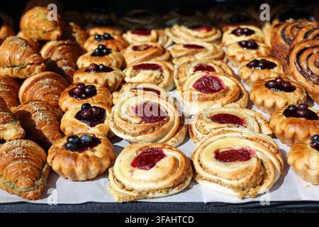 Verschiedene süße Gebäckstücke, die auf einem Lebensmittelmarkt in Budapest, Ungarn, ausgestellt sind Stockfoto