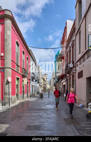 Las Palmas de Gran Canaria, Spanien – 20. August 2026: Fußgänger gehen die Calle Travieso entlang, gesäumt von farbenfrohen historischen Gebäudefassaden in Las Palm Stockfoto