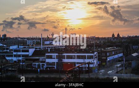 Sonnenuntergangsaussicht über die Eisenbahngleise von Kopenhagen mit Blick auf die Staldgade und das historische Fleischerviertel (Kødbyen), Dänemark. Stockfoto