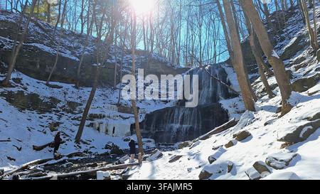 Ein Wasserfall ist im Winter in Tiffany Falls teilweise gefroren. Es ist eine malerische Winterlandschaft. Stockfoto