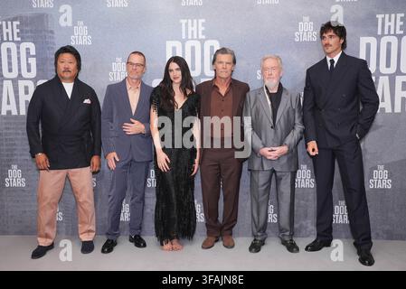 (Von links nach rechts) Benedict Wong, Guy Pearce, Margaret Qualley, Josh Brolin, Ridley Scott und Jacob Elordi besuchen die Weltpremiere von The Dog Stars im Odeon Luxe, Leicester Square, London. Bilddatum: Donnerstag, 20. August 2026. Stockfoto