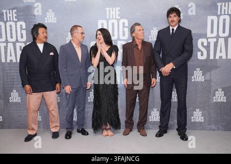 (Von links nach rechts) Benedict Wong, Guy Pearce, Margaret Qualley, Josh Brolin und Jacob Elordi nehmen an der Weltpremiere von The Dog Stars im Odeon Luxe am Leicester Square in London teil. Bilddatum: Donnerstag, der 20. August 2026. Stockfoto