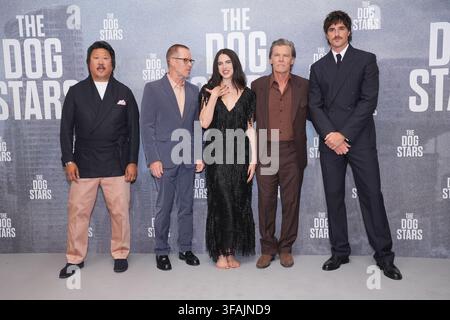 (Von links nach rechts) Benedict Wong, Guy Pearce, Margaret Qualley, Josh Brolin und Jacob Elordi nehmen an der Weltpremiere von The Dog Stars im Odeon Luxe am Leicester Square in London teil. Bilddatum: Donnerstag, der 20. August 2026. Stockfoto