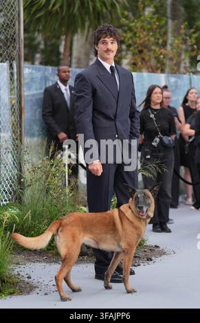 Jacob Elordi und Rak Jasper der Hund nehmen an der Weltpremiere von The Dog Stars im Odeon Luxe am Leicester Square in London teil. Bilddatum: Donnerstag, 20. August 2026. Stockfoto