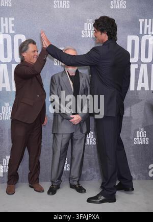 (Von links nach rechts) Josh Brolin, Ridley Scott und Jacob Elordi besuchen die Weltpremiere von The Dog Stars im Odeon Luxe, Leicester Square, London. Bilddatum: Donnerstag, 20. August 2026. Stockfoto
