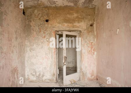 Ein verlassenes altes Gebäude ohne Renovierung und mit Anzeichen von Feuchtigkeit und Schimmel in der Ukraine Stockfoto