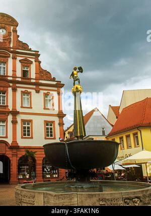 Speyer, Deutschland, 08-07-26. St. Georgsbrunnen (St. George's Fountain) befindet sich auf dem Marktplatz. Der Brunnen zeigt eine Statue des heiligen Georg. Stockfoto