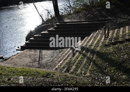 Holztreppe am Fluss in einem Naturpark, Columbia, South Carolina, USA Stockfoto