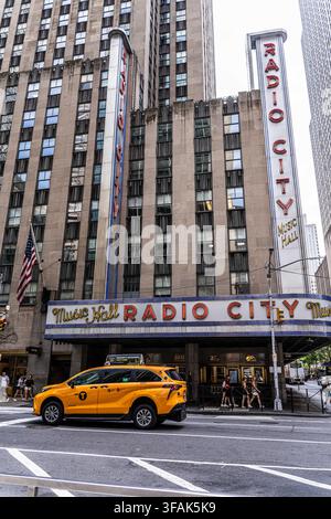 New York City, USA – Radio City Music Hall, ikonisches Art-Deco-Theater am Rockefeller Center im Midtown Manhattan. Stockfoto