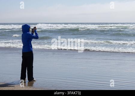 Reisender fotografiert den Pazifischen Ozean von Cannon Beach an der Küste Oregons, Oregon, USA. Stockfoto