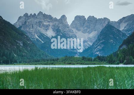Dramatische Dolomiten über dem Lago di Braies in Italien Stockfoto