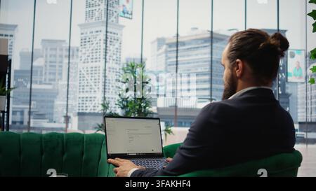 Bukarest, Rumänien – 30. Juli 2024 – CEO verwendet AI-ChatGPT-Software auf dem Laptop-Bildschirm, intelligentes System bietet Echtzeit-Virtuelle Unterstützung. Automatisierung und künstliche Intelligenz. Kamera A. Stockfoto