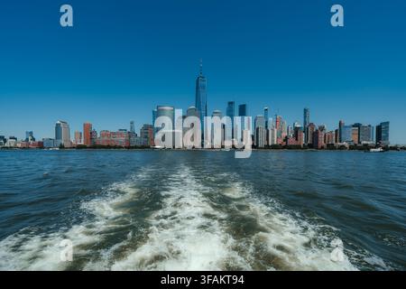 Blick auf die Skyline von Manhattan von der Fähre in New Jersey Stockfoto