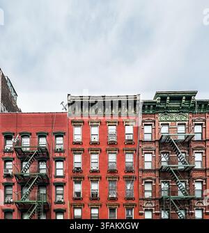 New York City, USA, 30. April 2024, Backsteingebäude in der Henry Street im Viertel Lower East Side von Manhattan Stockfoto