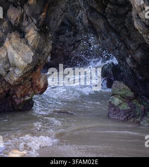 Wellen an den Felsen Stockfoto