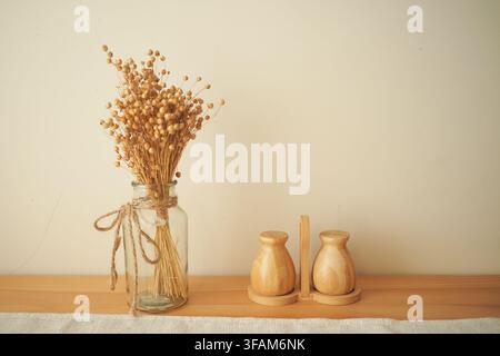 Eine Glasvase hält getrocknete Blumen Stockfoto