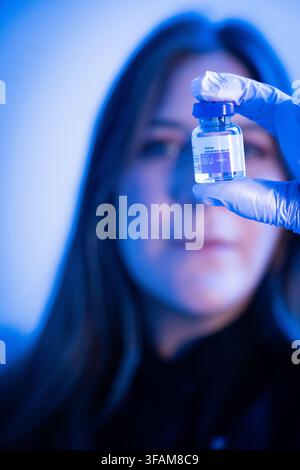 Krankenschwester hält eine Botox-Vialle in behandschuhter Hand Stockfoto