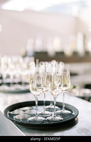 Elegante Gläser mit Sprudelwein auf dem Serviertablett Stockfoto