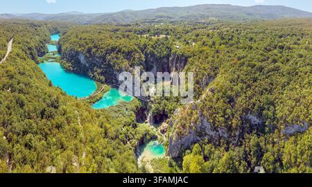 Luftpanoramablick auf den Nationalpark Plitvice-Seen mit türkisfarbenen unteren Seen, Canyon und umgebendem Wald, Kroatien Stockfoto